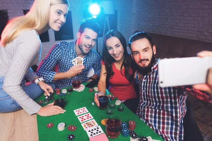 Dealer meja Lightning Baccarat dengan kartu dan chip, disiarkan langsung
